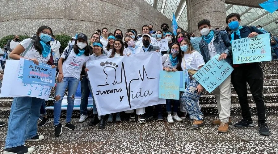 Miembros de JUVI reunidos en Ciudad de México para la marcha provida del 3 de octubre. Crédito: David Ramos / ACI Prensa.