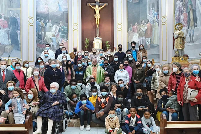 Misa, comida y ducha: Así celebró esta parroquia la Jornada Mundial de los pobres
