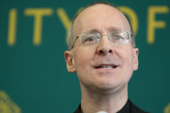 Jesuita James Martin se disculpa por “no ser más claro” sobre crímenes de Arzobispo muerto
