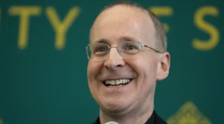 Mensaje del jesuita James Martin es ambiguo y confunde, alerta Arzobispo