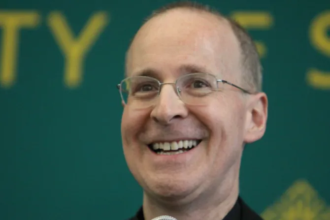 Mensaje del jesuita James Martin es ambiguo y confunde, alerta Arzobispo