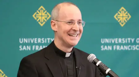 Sacerdote responde a jesuita James Martin, que apoya el “orgullo gay”