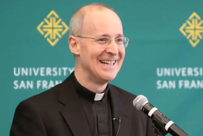 Sacerdote responde a jesuita James Martin, que apoya el “orgullo gay”