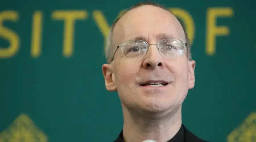 Fray Nelson a jesuita James Martin: No se puede manipular la Biblia para hacerla pro LGBT