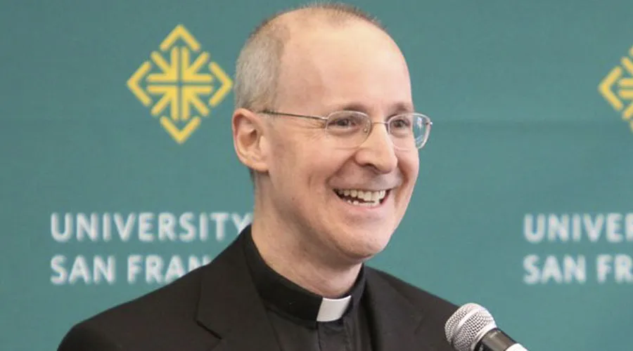 Jesuita James Martin asegura que el orgullo gay y el Sagrado Corazón son “complementarios”