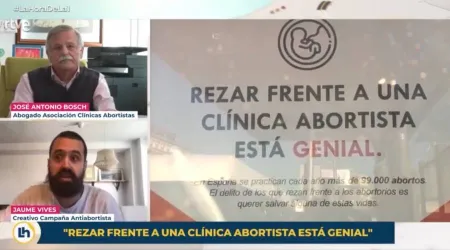 Periodista católico da contundente mensaje en defensa de rezar afuera de clínicas de aborto