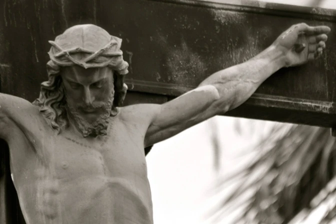 Con la cruz pasamos de la esclavitud a la libertad, dice Cardenal mexicano en Semana Santa