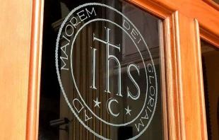 Imagen referencial / Emblema de la Compau00f1u00eda de Jesu00fas (jesuitas). Cru00e9dito: David Ramos / ACI Prensa. 