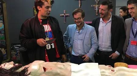 Ministro come torta con la forma de Jesús en exposición de arte blasfema [VIDEO]