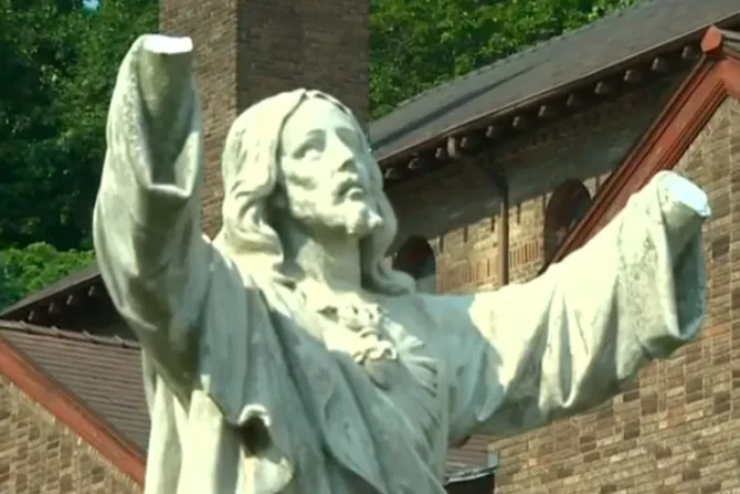 VIDEO: Cortan las manos a imagen de Jesús en universidad de Estados Unidos