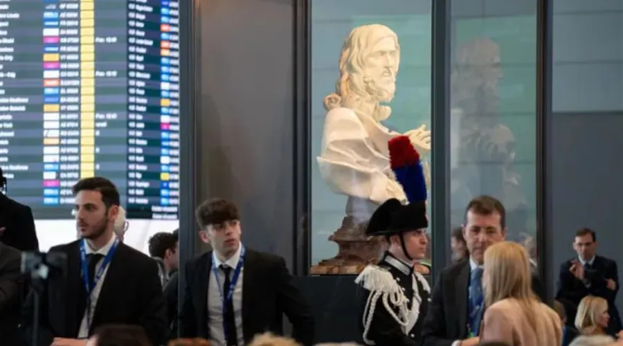 La famosa escultura "Salvator Mundi" del renombrado artista italiano Gian Lorenzo Bernini se exhibe en el aeropuerto de Roma. Crédito: Aeropuerto Leonardo da Vinci-Fiumicino?w=200&h=150