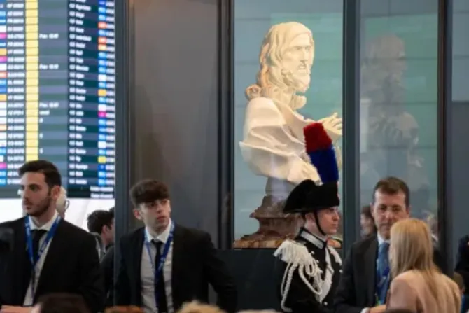 Exhibición de escultura de Jesús en aeropuerto de Roma sorprende a viajeros
