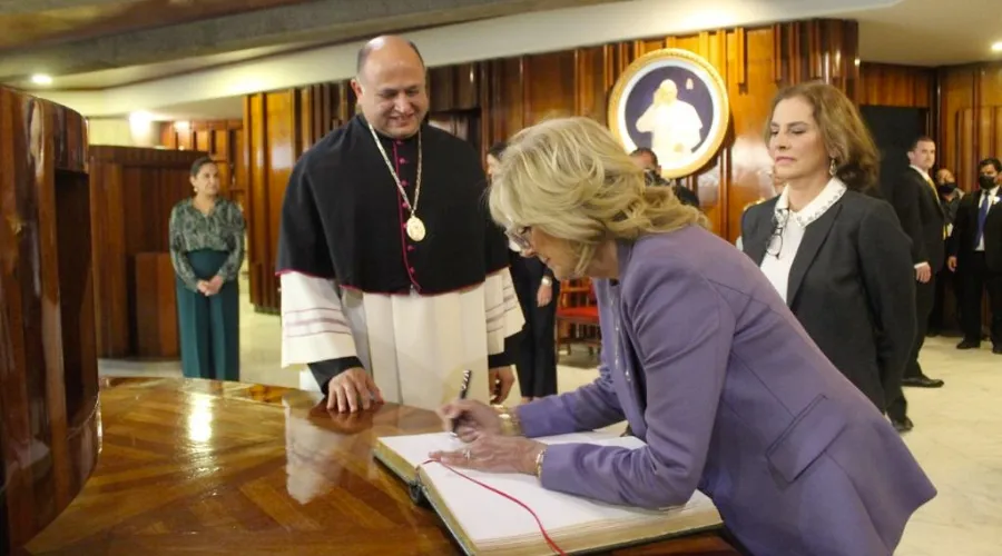 Jill Biden firma el libro de visitantes distinguidos de la Basílica de Guadalupe. Crédito: Basílica de Guadalupe.?w=200&h=150