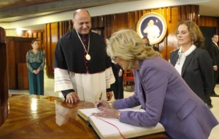 Jill Biden firma el libro de visitantes distinguidos de la Basu00edlica de Guadalupe. Cru00e9dito: Basu00edlica de Guadalupe. 