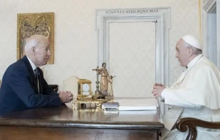Joe Biden y el Papa Francisco en el Vaticano, el 29 de octubre de 2021. Crédito: Vatican Media