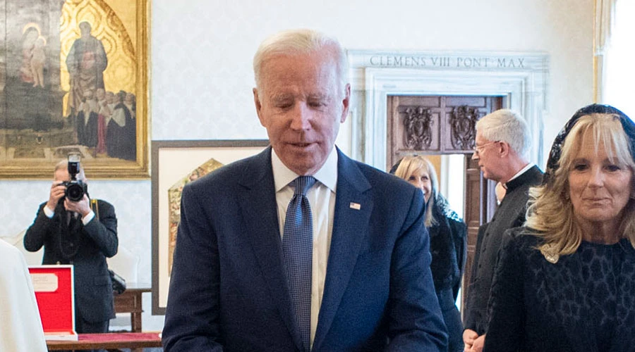 Joe Biden durante su encuentro del viernes 29 de octubre con el Papa Francisco/ Crédito: Vatican Media?w=200&h=150