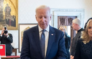Joe Biden durante su encuentro del viernes 29 de octubre con el Papa Francisco/ Cru00e9dito: Vatican Media 