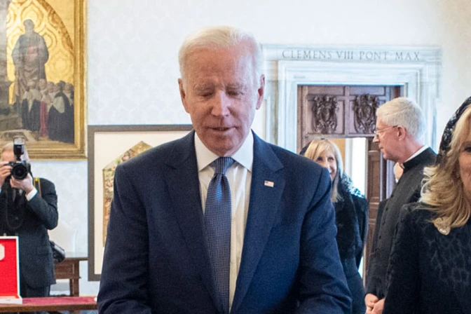 Joe Biden recibe la Comunión en Roma tras su encuentro con el Papa Francisco