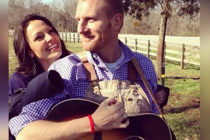 Gracias a la fe este famoso cantante de country sostiene a su esposa con cáncer terminal