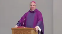 Mons. John P. Dolan. Crédito: Captura de video / YouTube de SD Catholics.