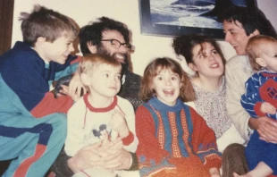 John y Marilyn Hull en 1990 con sus hijos. Cortesu00eda: Marilyn Hull 