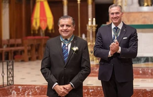 Jorge Carlos Estrada Avilu00e9s y Patrick Kelly en la Catedral de San Agustu00edn, el 11 de febrero. Cru00e9dito: Scott Smith / Caballeros de Colu00f3n. 