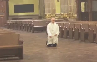 Mons. Jorge Alberto Cavazos Arizpe entra de rodillas a la Basu00edlica Catedral de San Juan de los Lagos. Cru00e9dito: Captura de YouTube / Mu00e9dico Historiador. 