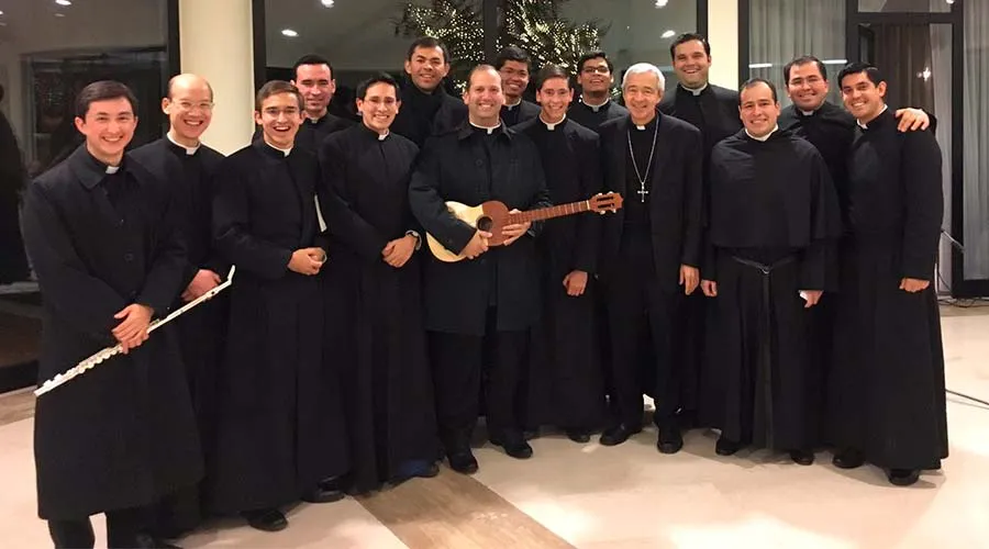 Mons. Jorge Carlos Patrón Wong junto a seminaristas venezolanos. Foto: Twitter / @arzobispojorge.