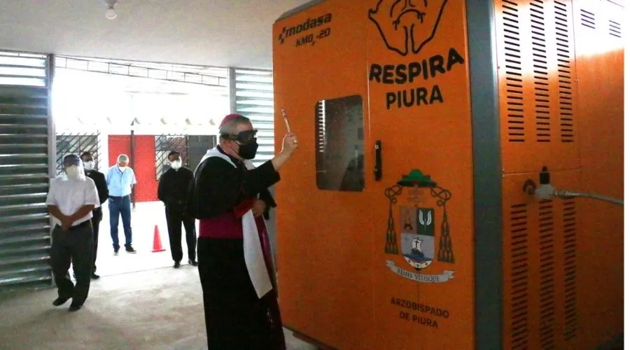 Mons. José Antonio Eguren bendice nueva planta de oxígeno medicinal en Piura. Crédito: Arzobispado de Piura.
