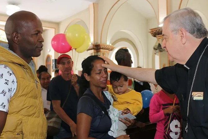 Arzobispo visita a migrantes venezolanos en frontera norte de Perú
