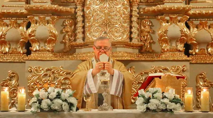 Mons. José Antonio Eguren celebra la Vigilia Pascual en la Capilla Arzobispal Nuestra Señora de las Mercedes. Crédito: Arzobispado de Piura.?w=200&h=150