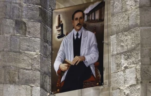 Imagen del Beato Josu00e9 Gregorio Hernu00e1ndez exhibida durante la Misa en Barcelona, este 8 de mayo. Cru00e9dito: FIAMC Press Services. 