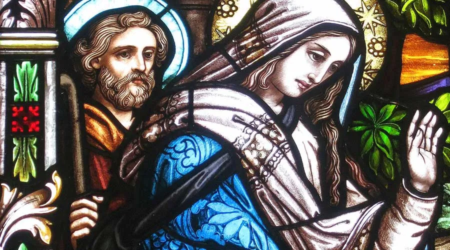 Vitral con la imagen de San José y la Virgen María. Foto: Wikipedia / Nheyob (CC BY-SA 4.0)