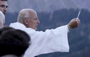 El P. Josu00e9 Pedro Manglano sostiene la Eucaristu00eda. Cru00e9dito: Vivo, la pelu00edcula. 