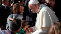 José Ángel y Esperanza junto a sus dos hijos saludan al Papa Francisco. Crédito: Cortesía José Ángel y Esperanza. 