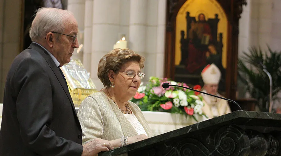 José Antonio y Julia durante la celebración de sus 50 años de matrimonio en la Catedral de la Almudena. Crédito: ArchiMadrid.
