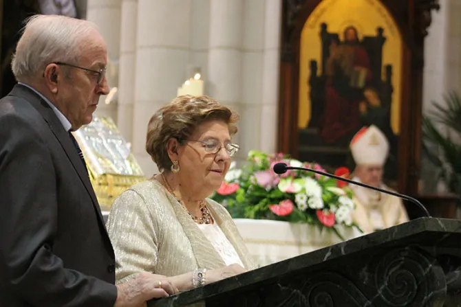 Más de 50 matrimonios celebraron sus bodas de oro y plata en la Catedral de Madrid
