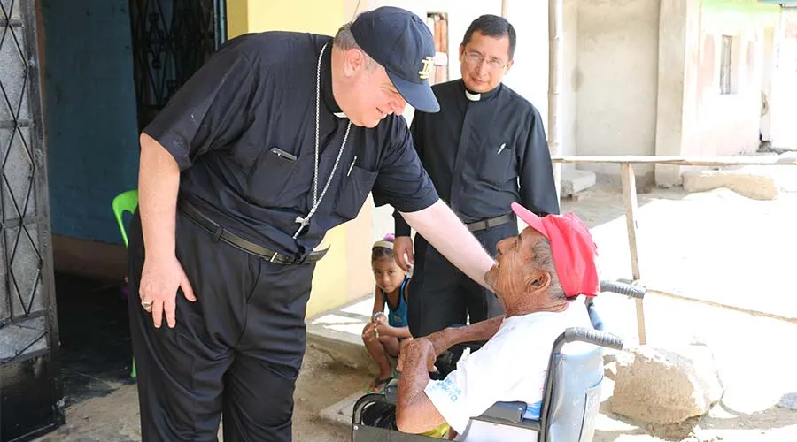 Mons. José Antonio Eguren al visitar poblados afectados por lluvias e inundaciones. Foto: Arzobispado de Piura.?w=200&h=150