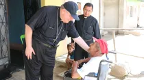 Mons. José Antonio Eguren al visitar poblados afectados por lluvias e inundaciones. Foto: Arzobispado de Piura.