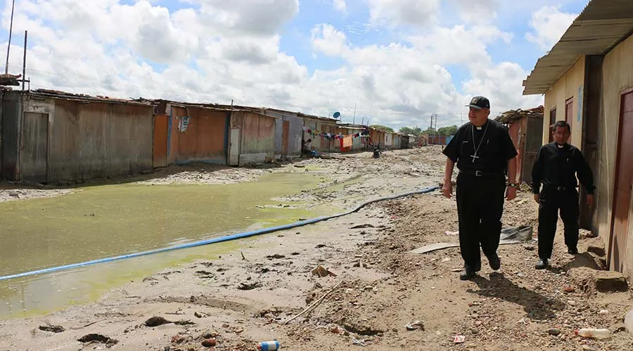 Mons. José Antonio Eguren visita poblado afectado por inundaciones en Piura. Foto: Arzobispado de Piura.?w=200&h=150