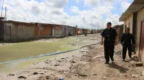 Mons. José Antonio Eguren visita poblado afectado por inundaciones en Piura. Foto: Arzobispado de Piura.