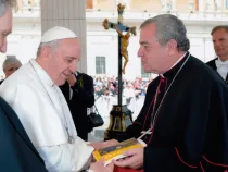 Mons. José Antonio Eguren junto al Papa Francisco. Foto: Arzobispado de Piura