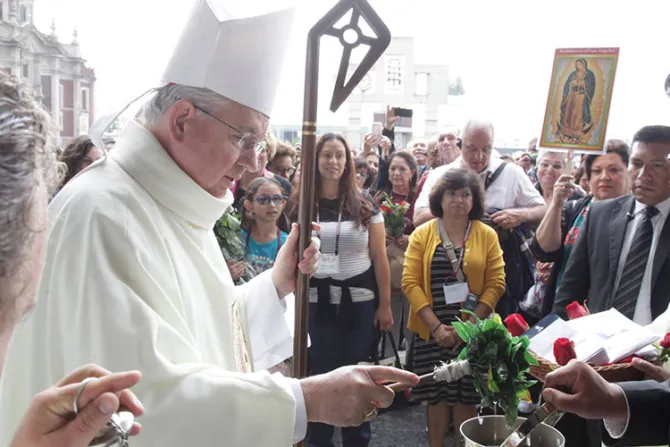 Arzobispo de Los Ángeles pide por migrantes en Misa en Basílica de Guadalupe en México