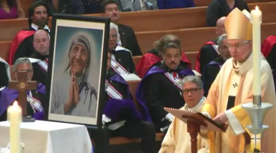 Mons. José Gómez en Misa por canonización de Madre Teresa. Foto: Captura de video / Facebook Cathedral of Our Lady of the Angels.