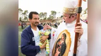 Mons. José Gómez bendice a niño en celebración por la Virgen de Guadalupe. Foto: Facebook de Mons. José Gómez.