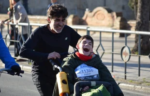 Josu00e9 Manuel Roas y su hijo Pablo durante una carrera. Foto: Cortesu00eda Josu00e9 Manuel Roas.  