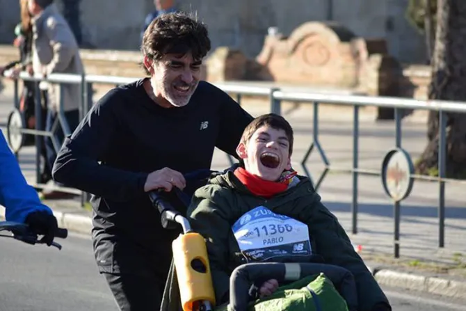 La inspiradora historia de un padre que corre maratones con su hijo con discapacidad