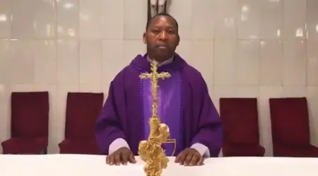 Sacerdote nigeriano ofrece Misa y oraciones por Italia ante epidemia del coronavirus