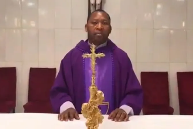 Sacerdote nigeriano ofrece Misa y oraciones por Italia ante epidemia del coronavirus