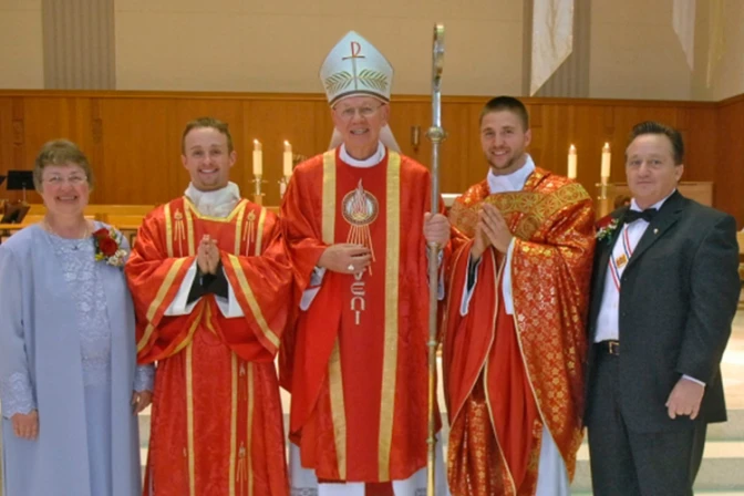 Con esta tradición 2 hermanos sacerdotes quieren abrir la puerta del cielo a su madre